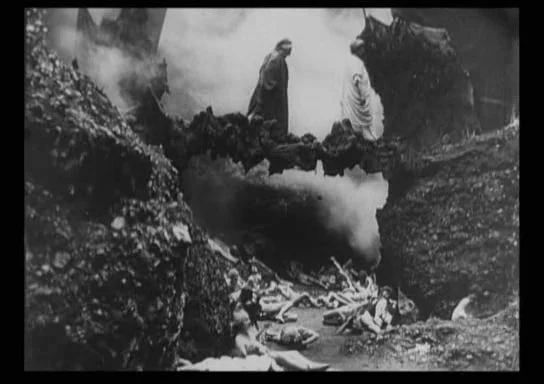 Кадр из немого фильма «L'Inferno» (1911): фигуры над дымящейся бездной