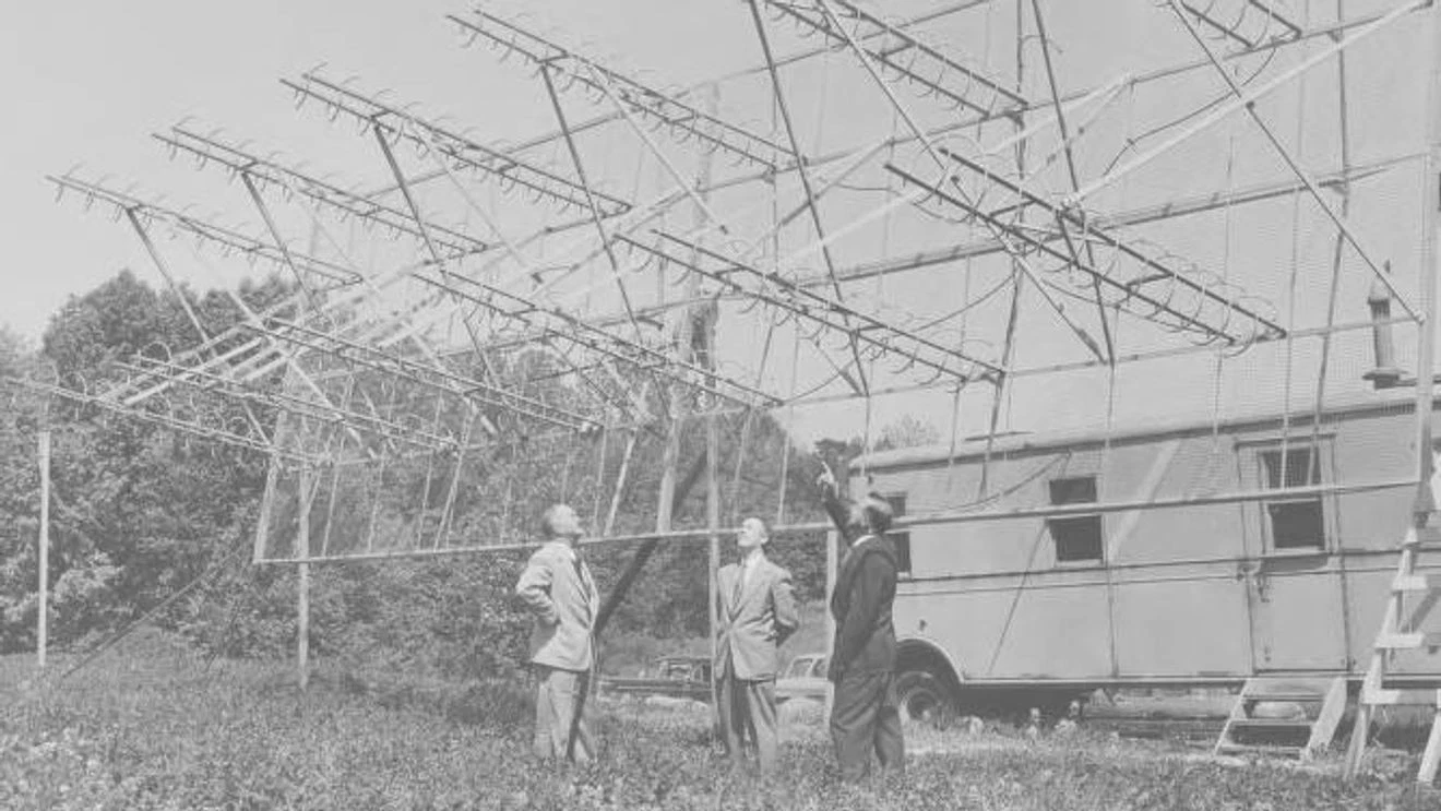 Учёные смотрят на антенную решётку «Большого уха», 1960-е